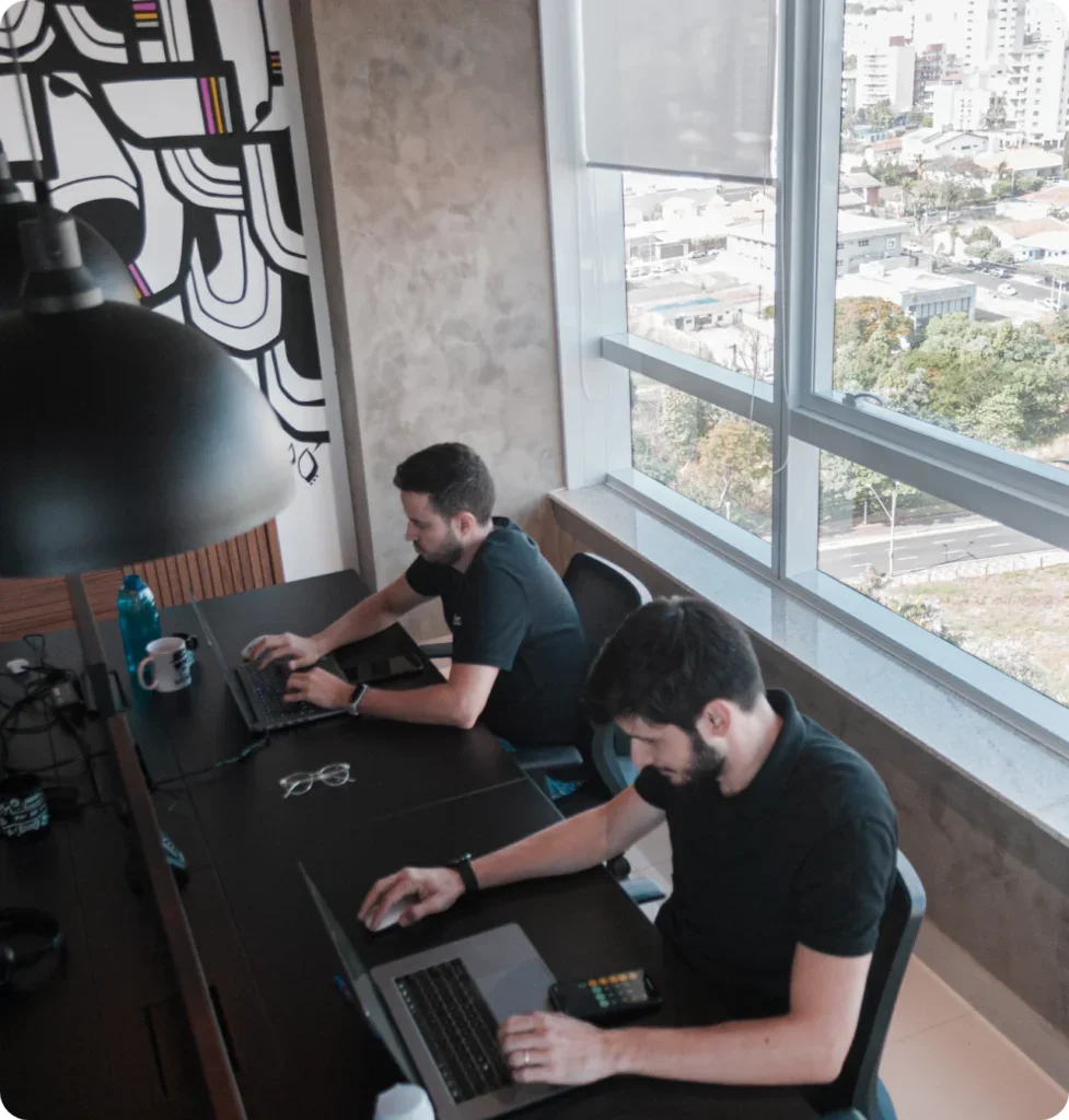 Imagem de Banner da Agência AO4 com os Diretores Lucas e Rodrigo